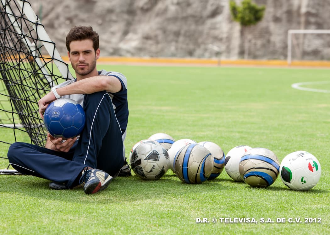 Un año después lo vimos como un joven futbolista en 'Cachito de cielo', donde trabajó junto a Maite Perroni y Pedro Fernández.