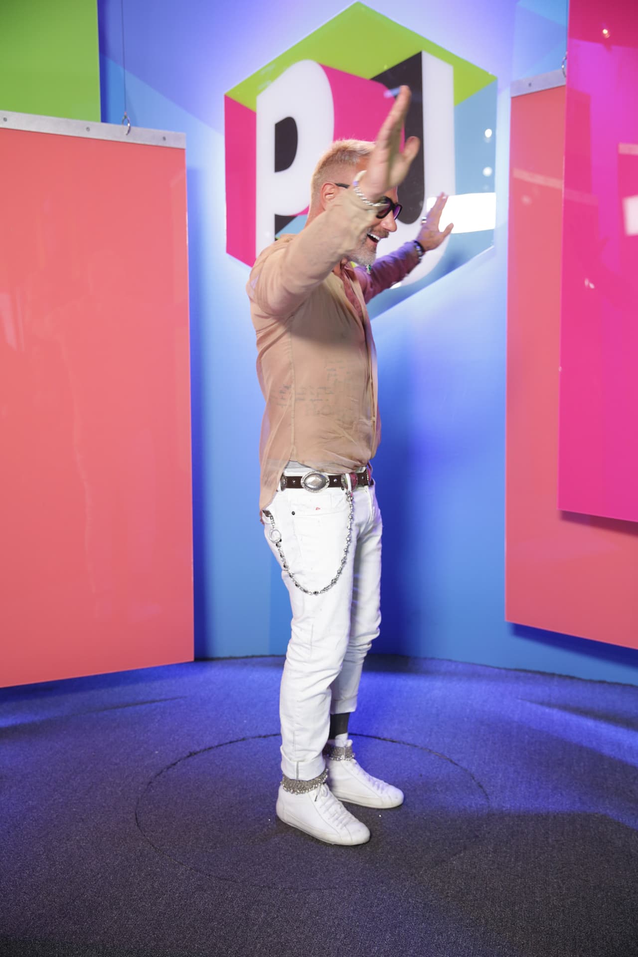 Gianluca optó por un atuendo conformado por jeans en color blanco, así como una camiseta nude.