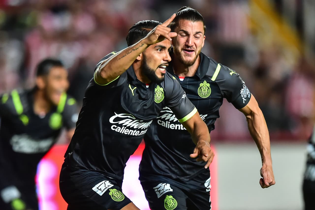 Macías ya entrenó y podría reaparecer en repechaje ante Pumas