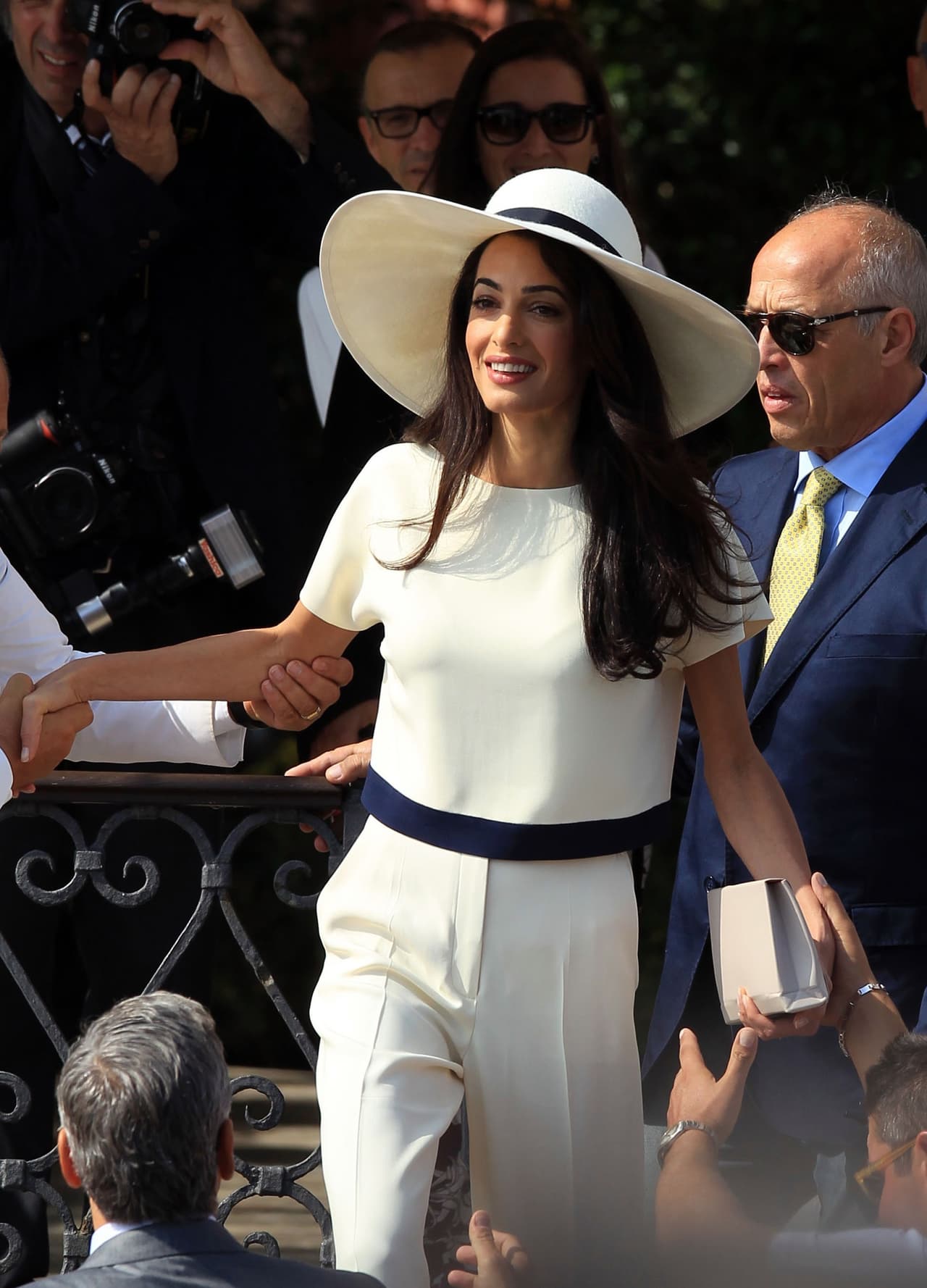 Los tops anchos no están prohibidos, pero deben ser cortos para que no cubran el talle alto del pantalón y se equilibre tu figura.