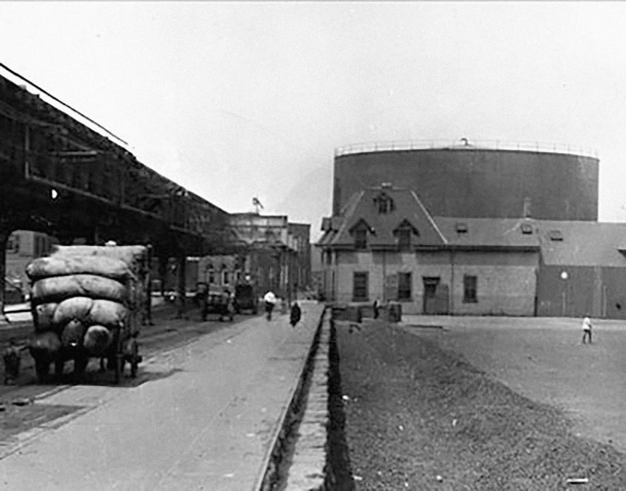 Según una investigación de la Universidad de Harvard en 2016, dos días antes del desastre el tanque había sido llenado con un cargamento de melaza suave del Caribe, que no fue enfriada para las temperaturas invernales de Boston. Esta fotografía del tanque fue tomada en una fecha no especificada antes de la explosión.