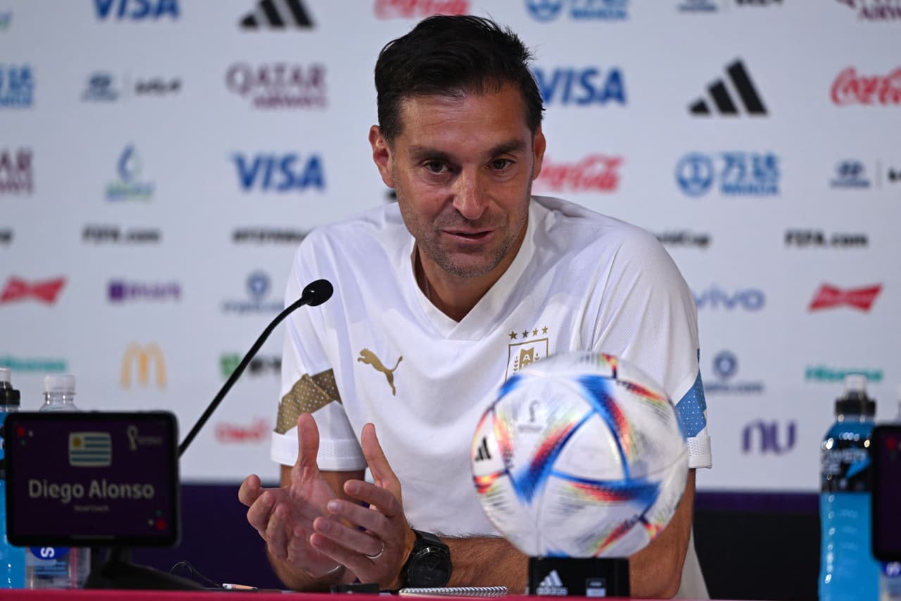 Diego Alonso deja en claro que en Uruguay no hay intocables en Qatar 2022