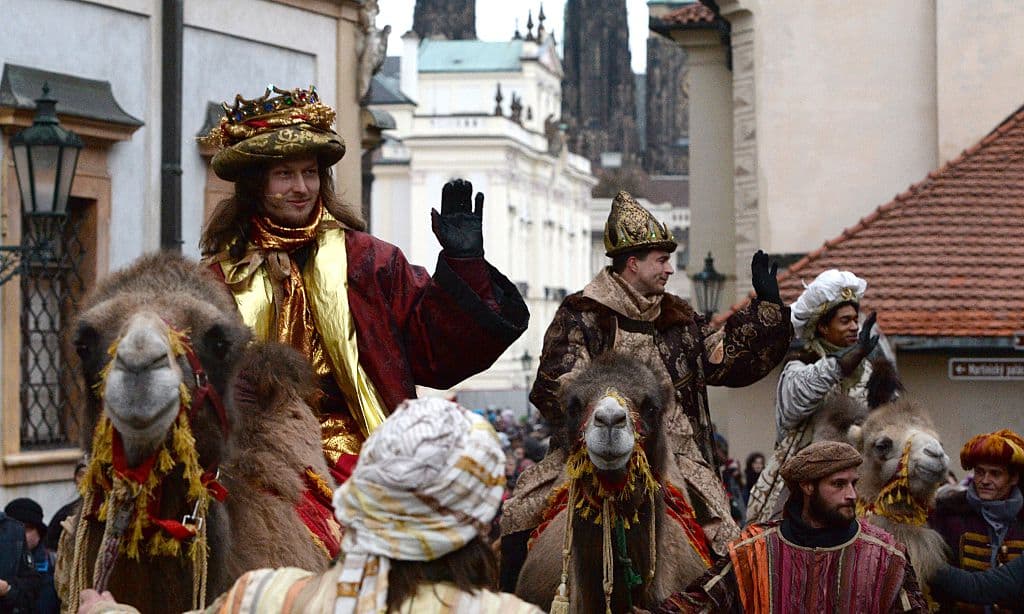 Furioso, Herodes ordena que se les corte el cuello a todos los niños menores de dos años y así se origina la Matanza de los Inocentes. Pero advertidos por un ángel, José y María huyen a Egipto con Jesús. Los tres reyes magos siguieron su camino y a seguir hablando de su encuentro con el Salvador, hasta que supuestamente son nombrados obispos.