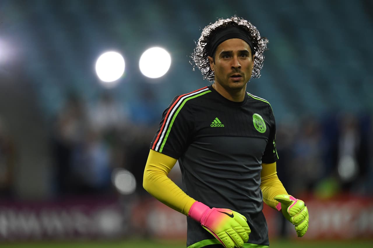 Ochoa debutó futbolísticamente con el Club América en 2004. Además, fue el primer portero mexicano en jugar en Europa.