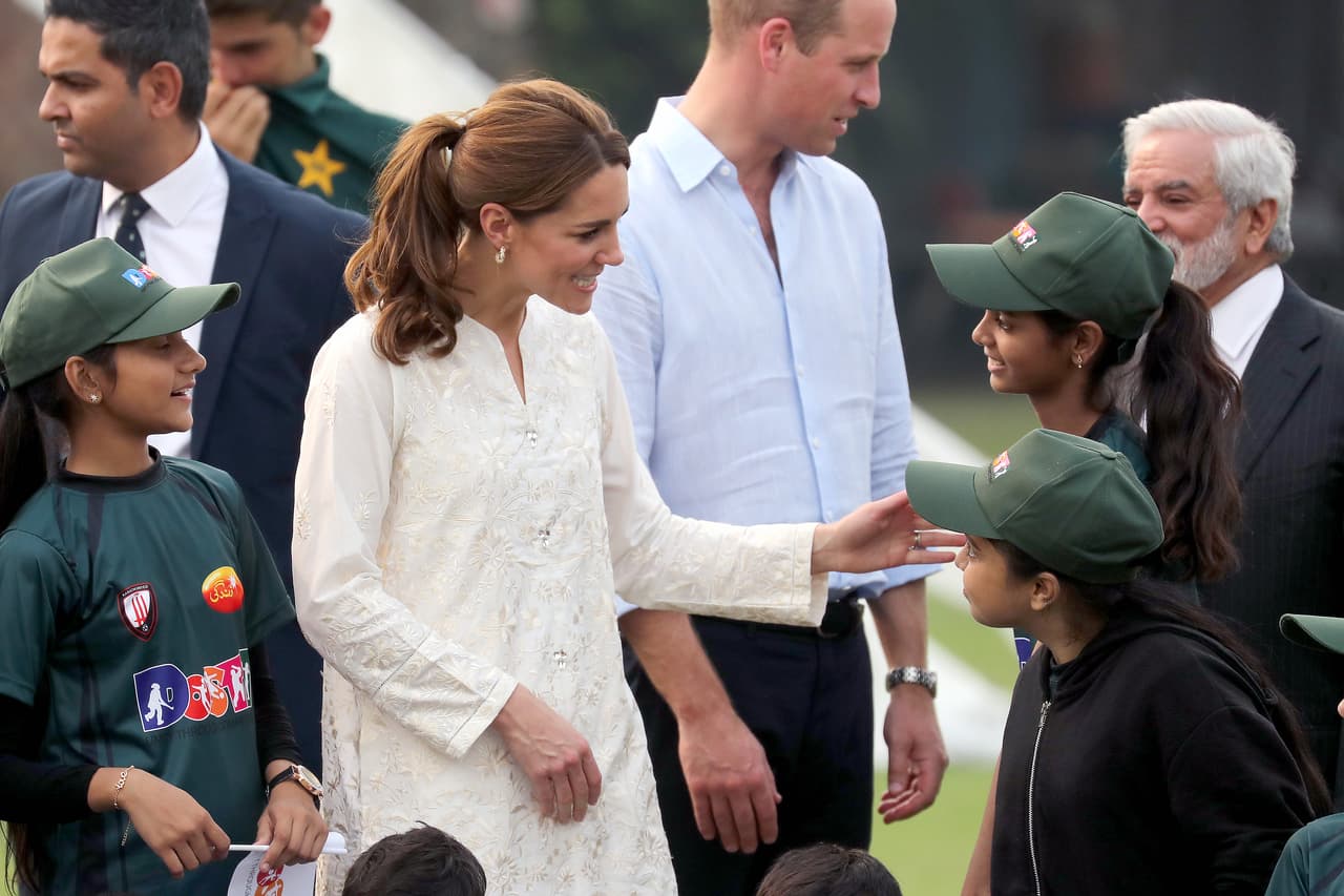 El críquet es considerado el deporte nacional de Pakistán y por ello el príncipe William y Kate Middleton se unieron a un grupo de estrellas de ese deporte para 
<b><a href="https://www.univision.com/famosos/el-principe-william-cuenta-en-pakistan-que-su-sueno-siempre-fue-volar-y-ser-libre-fotos" target="_blank">demostrar sus habilidades</a></b> como bateadores aficionados.