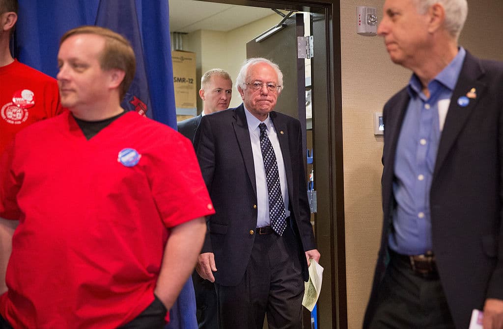 Bernie Sanders despide a cientos de empleados pero asegura que sigue creyendo en la victoria