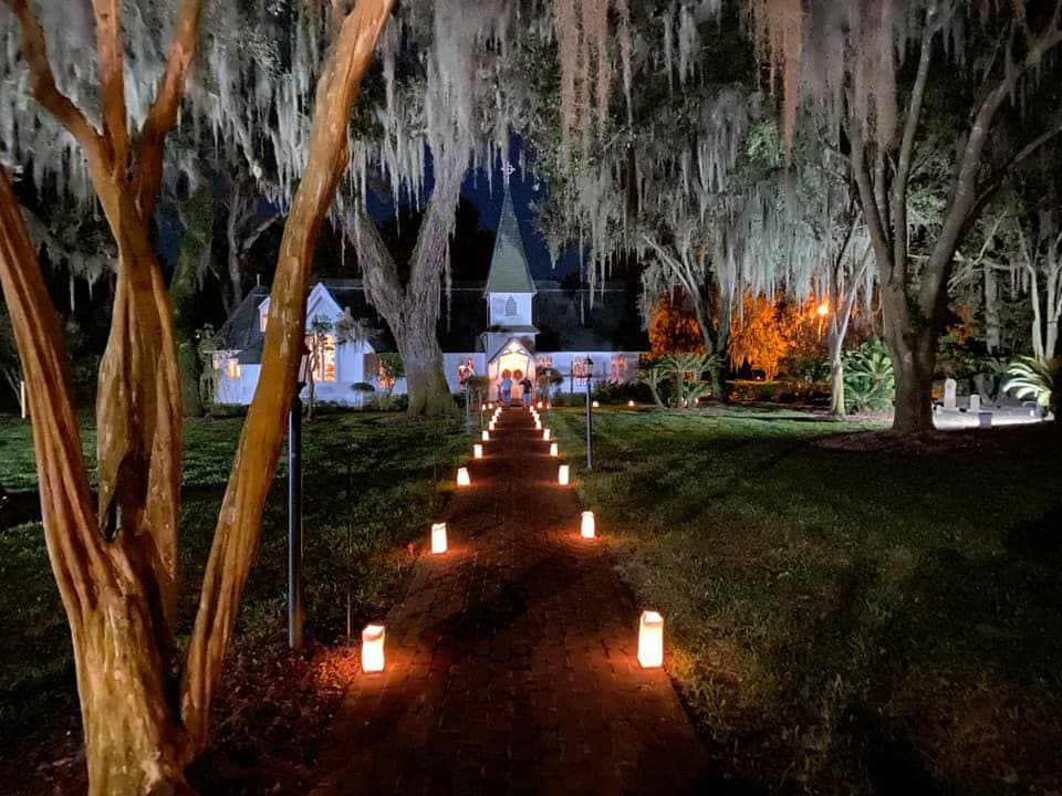 <b>St. Simons Island</b>: La costa de Georgia también tiene su parte de historias de fantasmas. Mary the Wanderer es el fantasma de una mujer que perdió a su amor en el mar y se quitó la vida. También se han visto luces parpadeantes de un esposo que visita a su esposa en el cementerio de Christ Church.