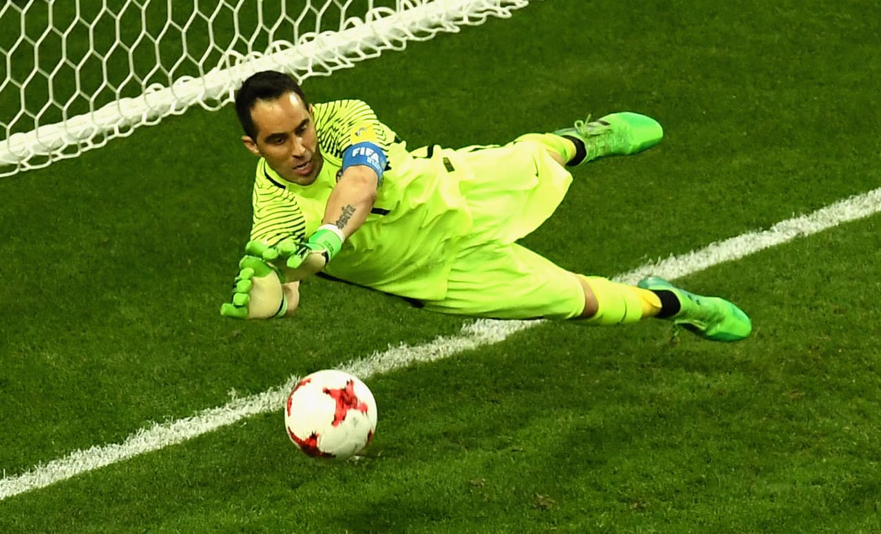 Claudio Bravo se consolidó como el héroe de Chile en los penaltis, al clasificar a la final de la Copa Confederaciones luego del empate sin goles en las semifinales contra Portugal.