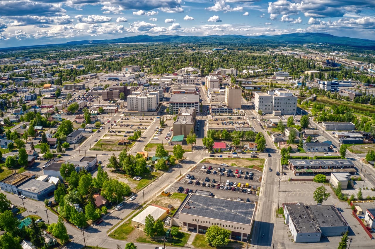 <h3 class="cms-H3-H3">13. Fairbanks, Alaska</h3>
<br>
<br>Si bien los casos denunciados de robo y violación disminuyeron en 2020, el aumento de los incidentes de agresión agravada
<b> provocó al un incremento interanual del 5.9% en la tasa general de delitos violentos</b>, contabilizando 277. Para intentar remediar este contexto, las autoridades están gestionando una 
<a href="https://www.univision.com/temas/apps">aplicación</a> gratuita para que los residentes puedan denunciar de forma anónima cualquier actividad delictiva.