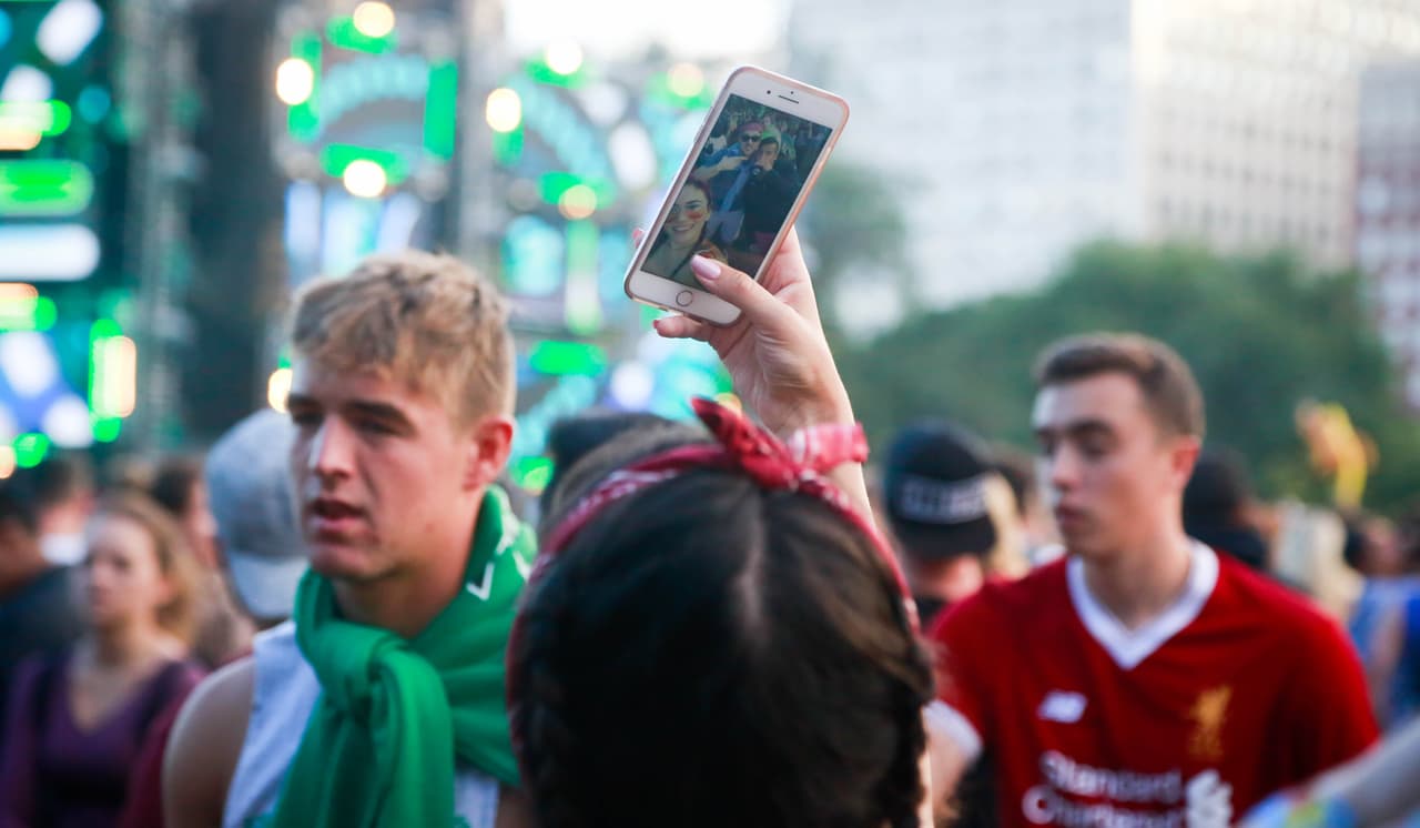 Desde disfraces de unicornios hasta atuendos muy veraniegos, pero eso sí muy buena vibra. Aquí una galería de fotos de la moda y el ambiente de Lollapalooza.