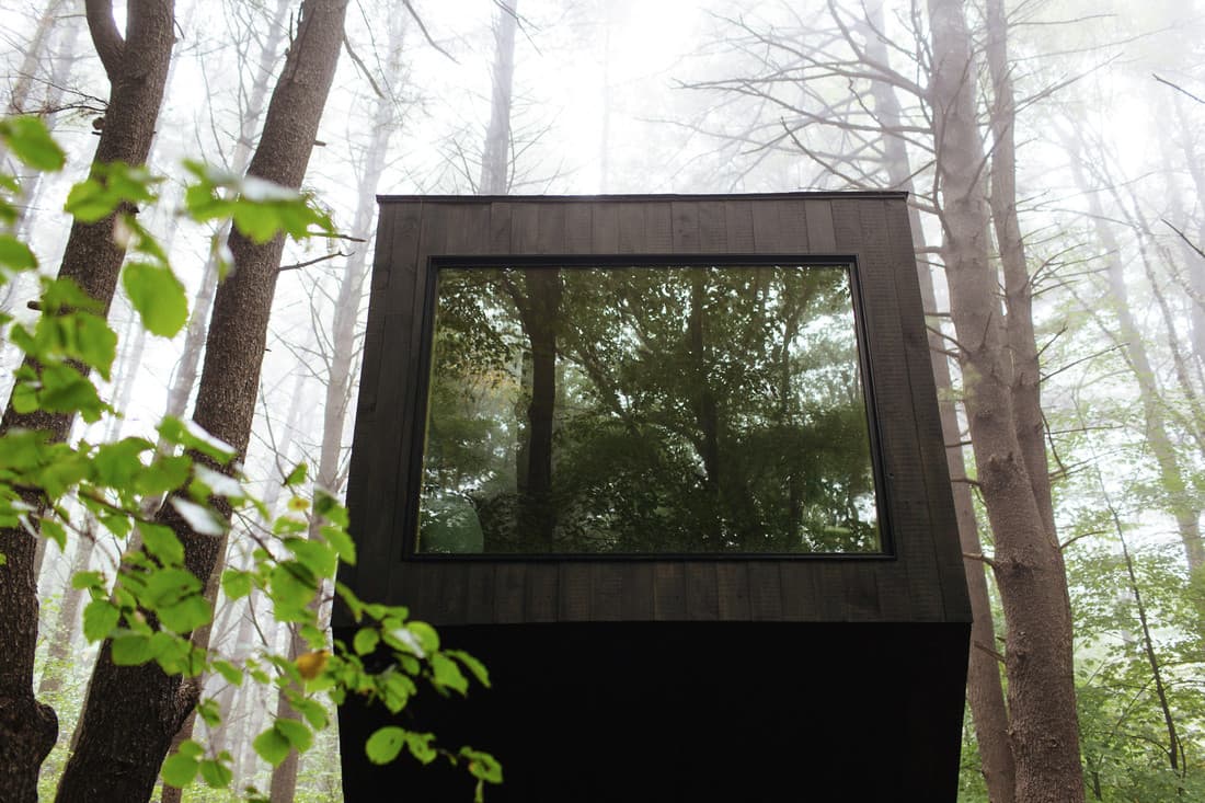 No tienen WiFi y tienen cajas de seguridad para almacenar sus dispositivos electrónicos.