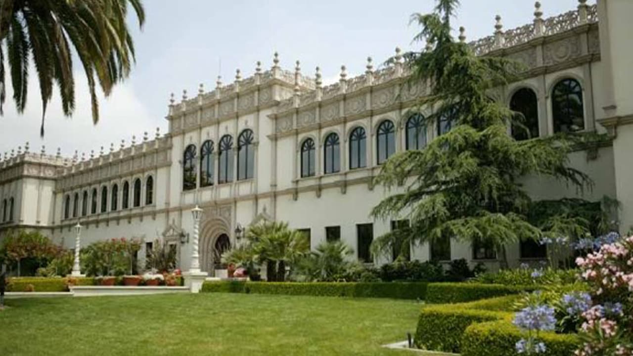 <b>Universidad de San Diego, </b>ubicada en San Diego, sur del estado.
<br>
<b>Ranking Nacional: <a href="https://www.usnews.com/best-colleges/ca?schoolType=national-universities" target="_blank">Nº93 en el ranking Nacional</a></b>
<br>
<b>Matrícula 2022 y costos asociados: </b>$53,864
<br>
<b>Salario promedio al egresar: </b>$56,300