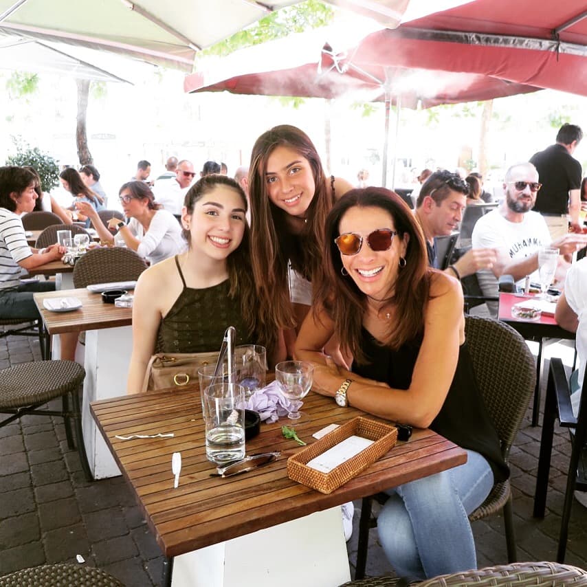 Maggie Jiménez y sus hijas, Nicole y Paola, disfrutaron de una rica comida en la plaza de Santa Ana, en el centro de Madrid.