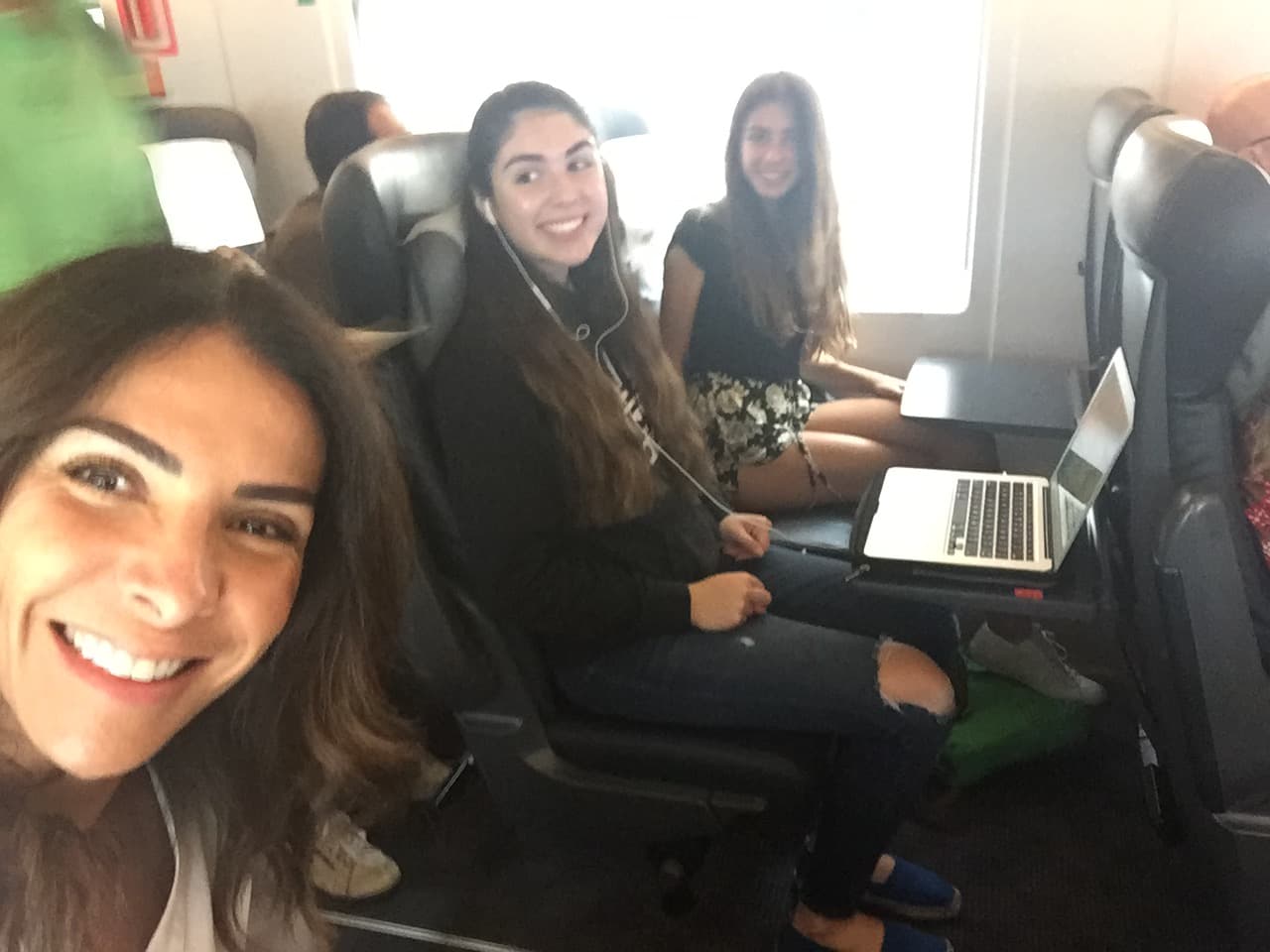 En el tren rumbo a su siguiente aventura: Barcelona.