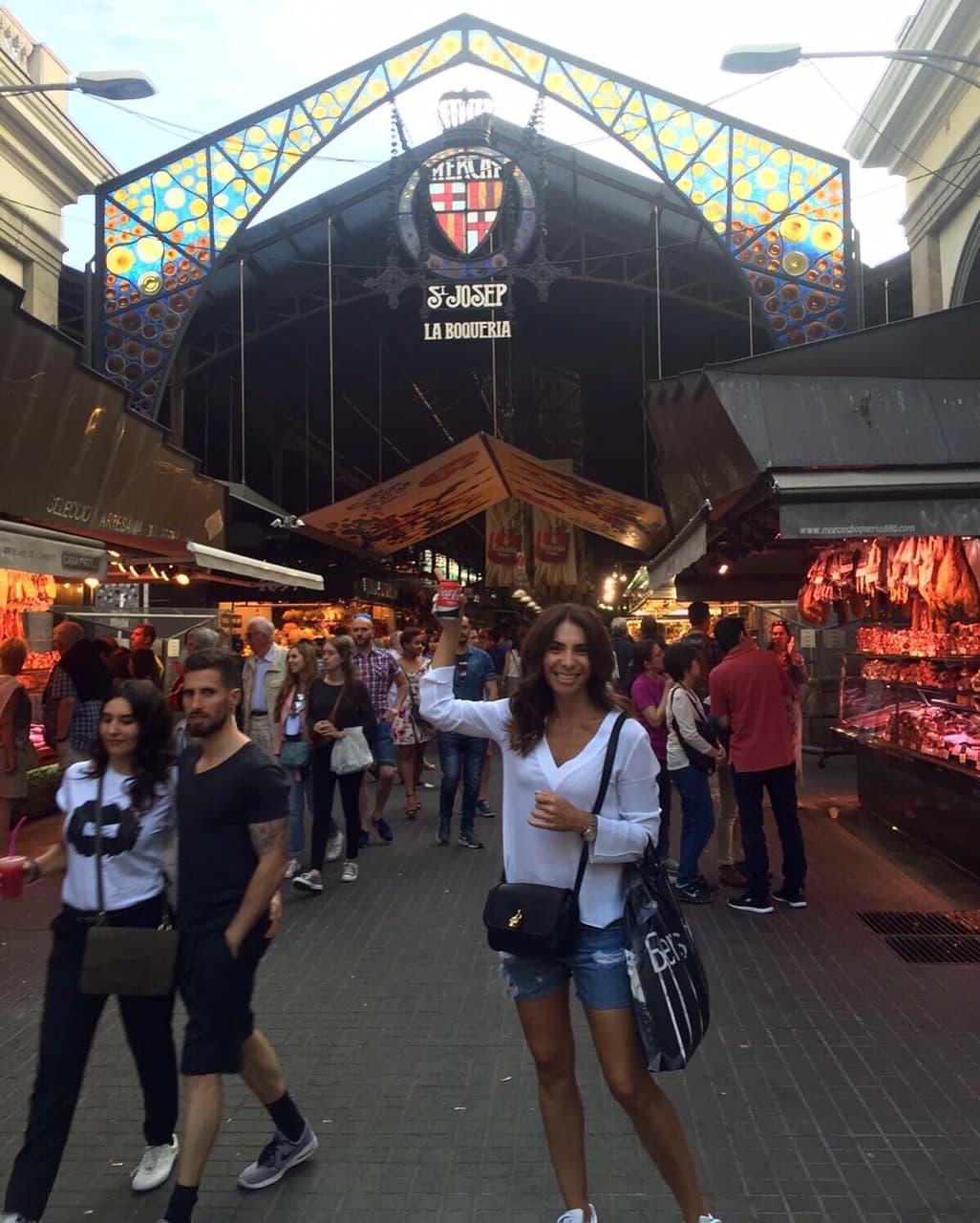 ¡Shopping time! en el Mercado de La Boquería de Barcelona, aquí se puede encontrar de todo.