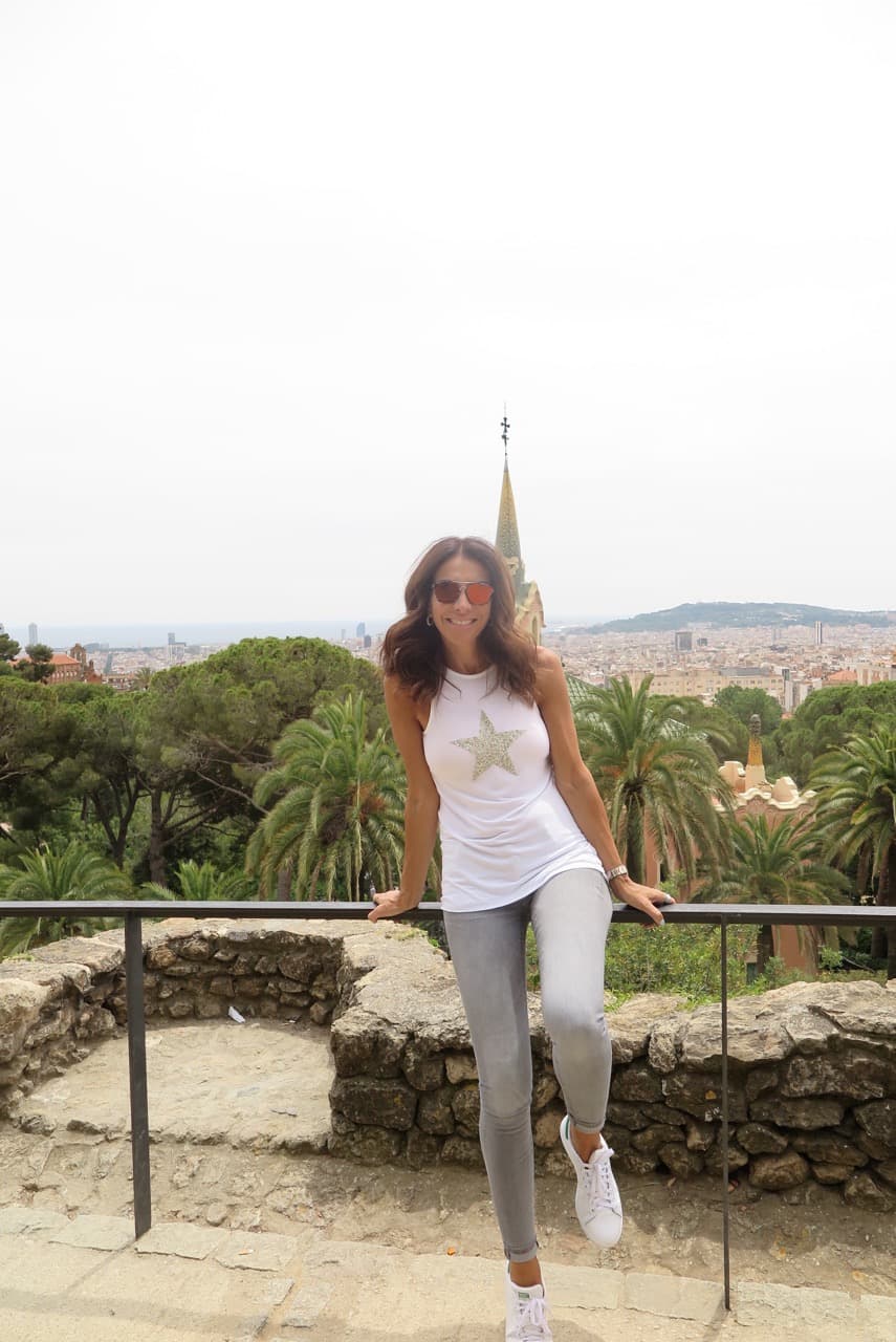 Visita el Parque Güell, una de las principales obras de Gaudí y una de las joyas arquitectónicas de Barcelona.