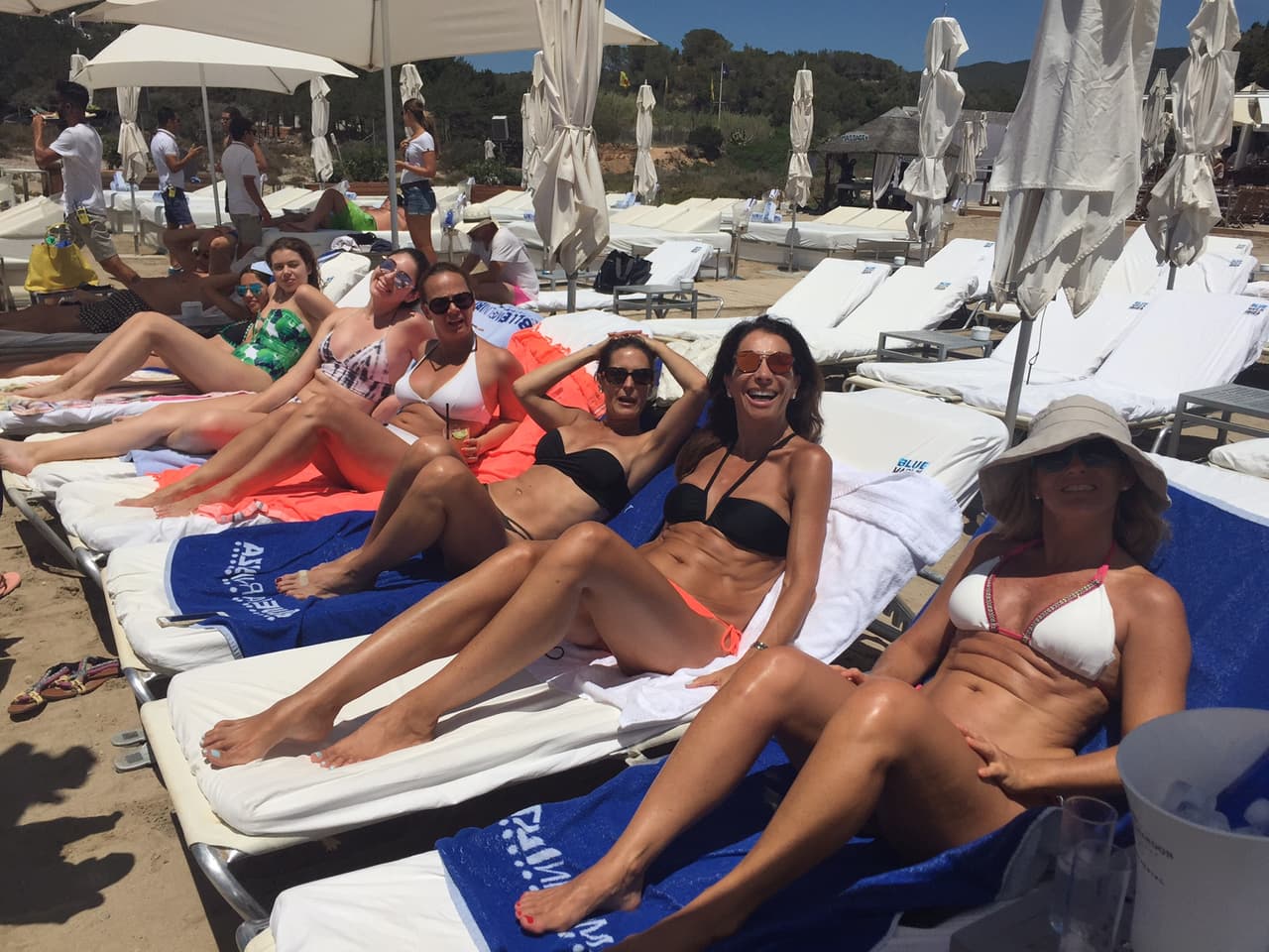 Ibiza con sus hermosas playas cristalinas, aguas tranquilas y bellezas tomando el sol.