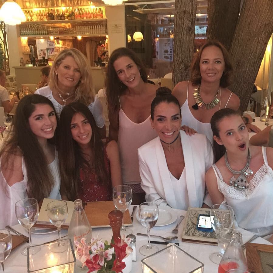 Llena de glamuor, celebrando un año más de vida.