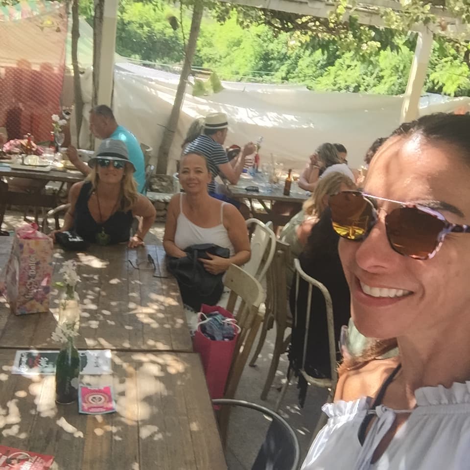 Comiendo delicioso y disfrutando entre amigas.