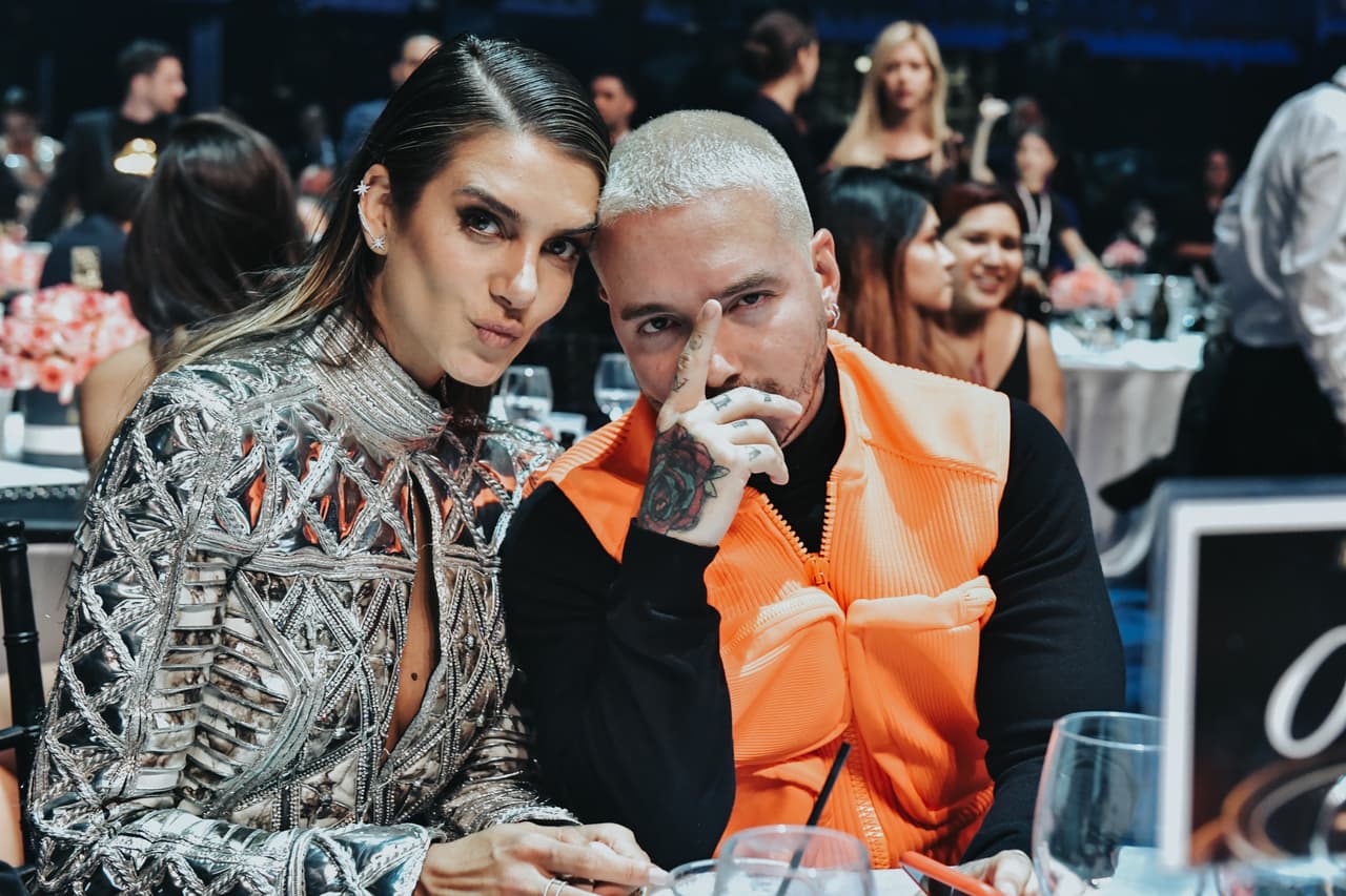 J Balvin tuvo la mejor compañía para celebrar su triunfo en Premio Lo Nuestro.