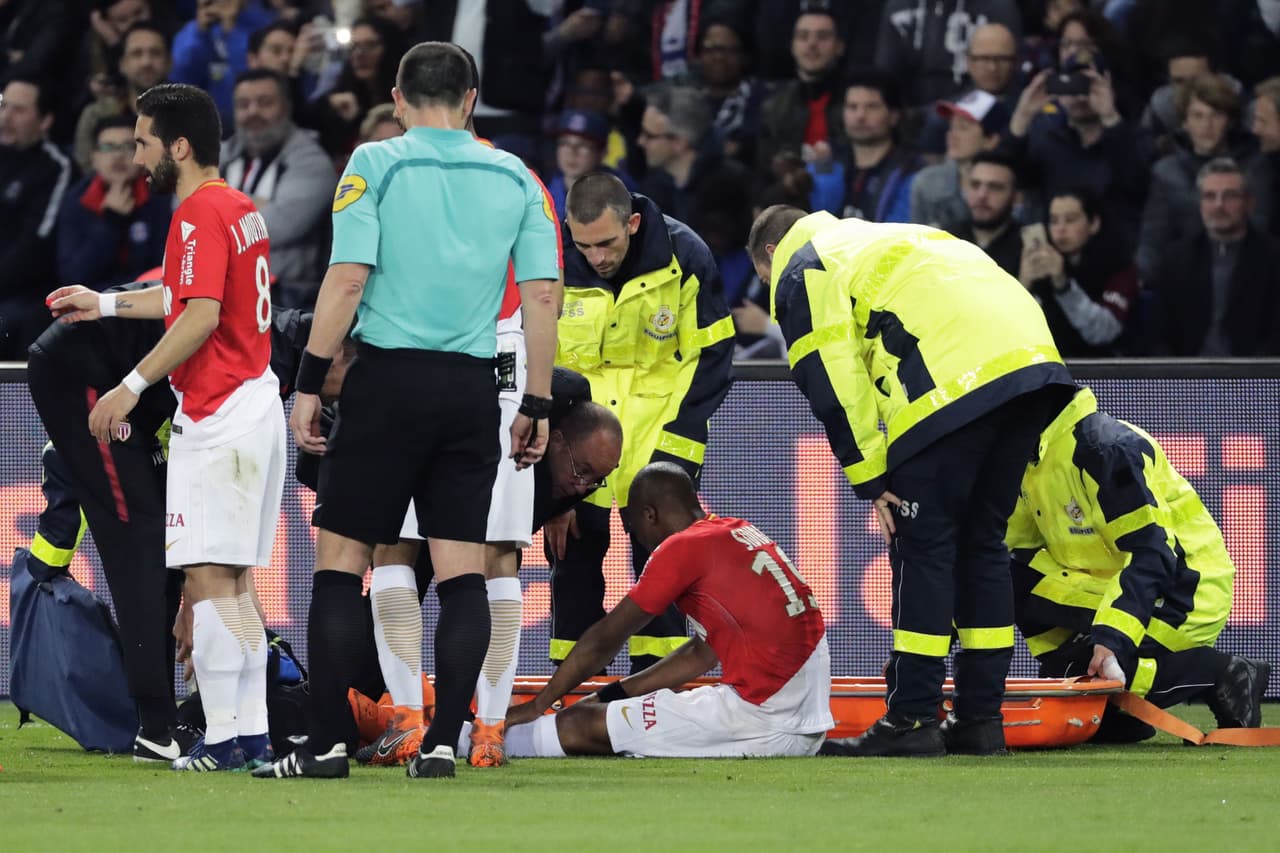 Para empeorar la situación, ya de por si complicada, Djibril Sidibe salió lesionado al minuto 34 del primer tiempo.