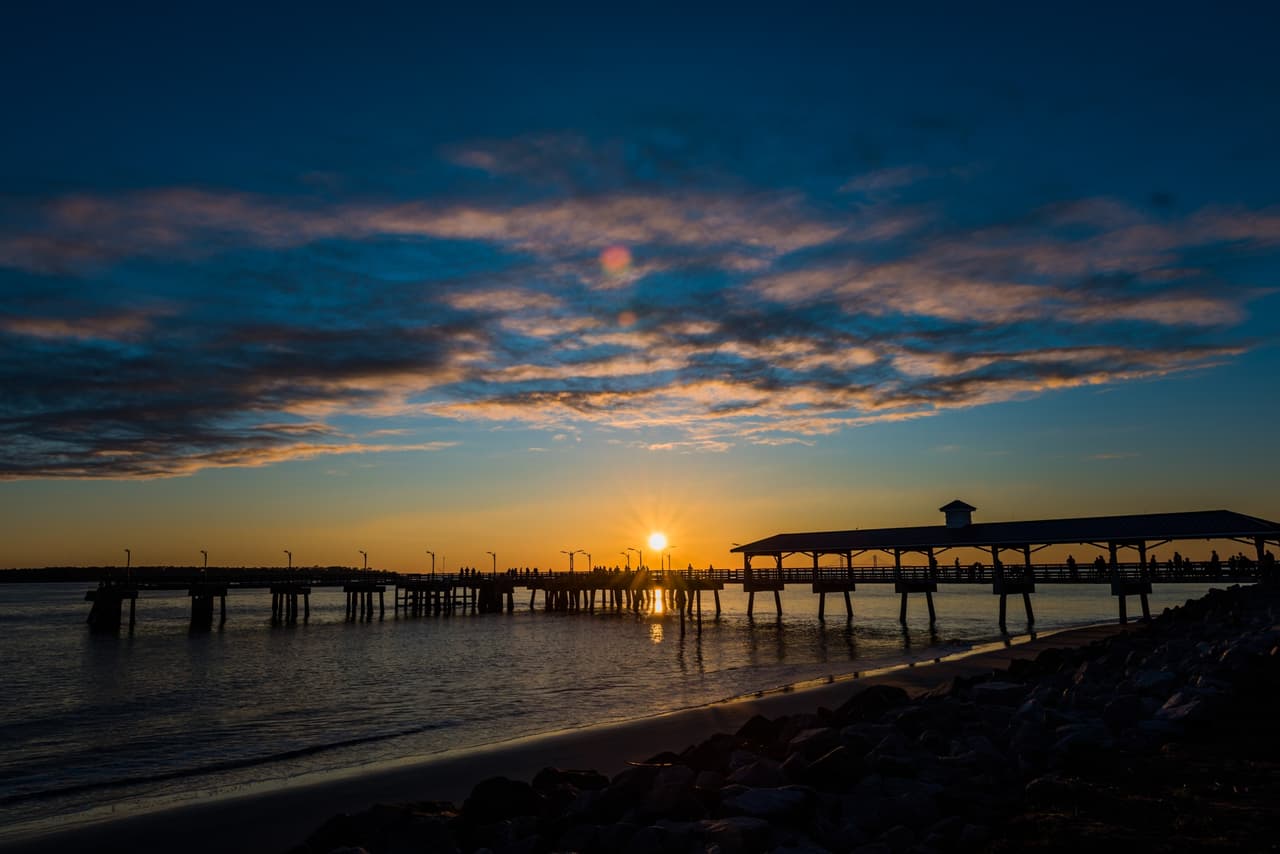 <b>St. Simons Island Pier</b>. Fuera del bullicioso Pier Village, esta plataforma oceánica es mejor conocida como un gran lugar para pescar truchas, platijas e incluso tiburones. A algunos incluso les gusta tirar trampas para cangrejos sobre el costado del muelle.
<br>
<br>
<b><a href="https://goo.gl/maps/np5ccuenqXMsPXaz7">Cómo llegar</a></b>