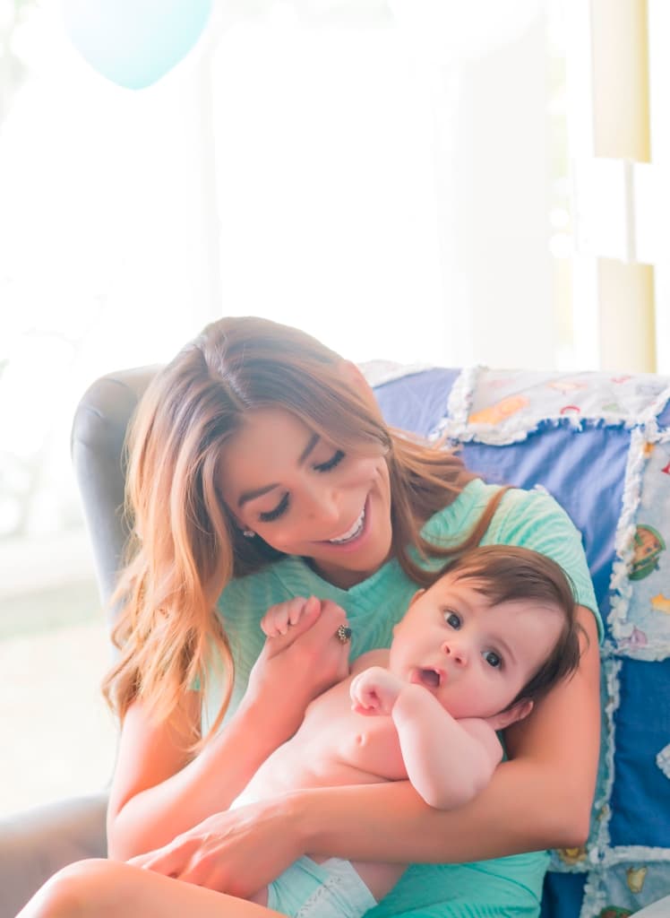 Lourdes realiza varias actividades con su bebé.