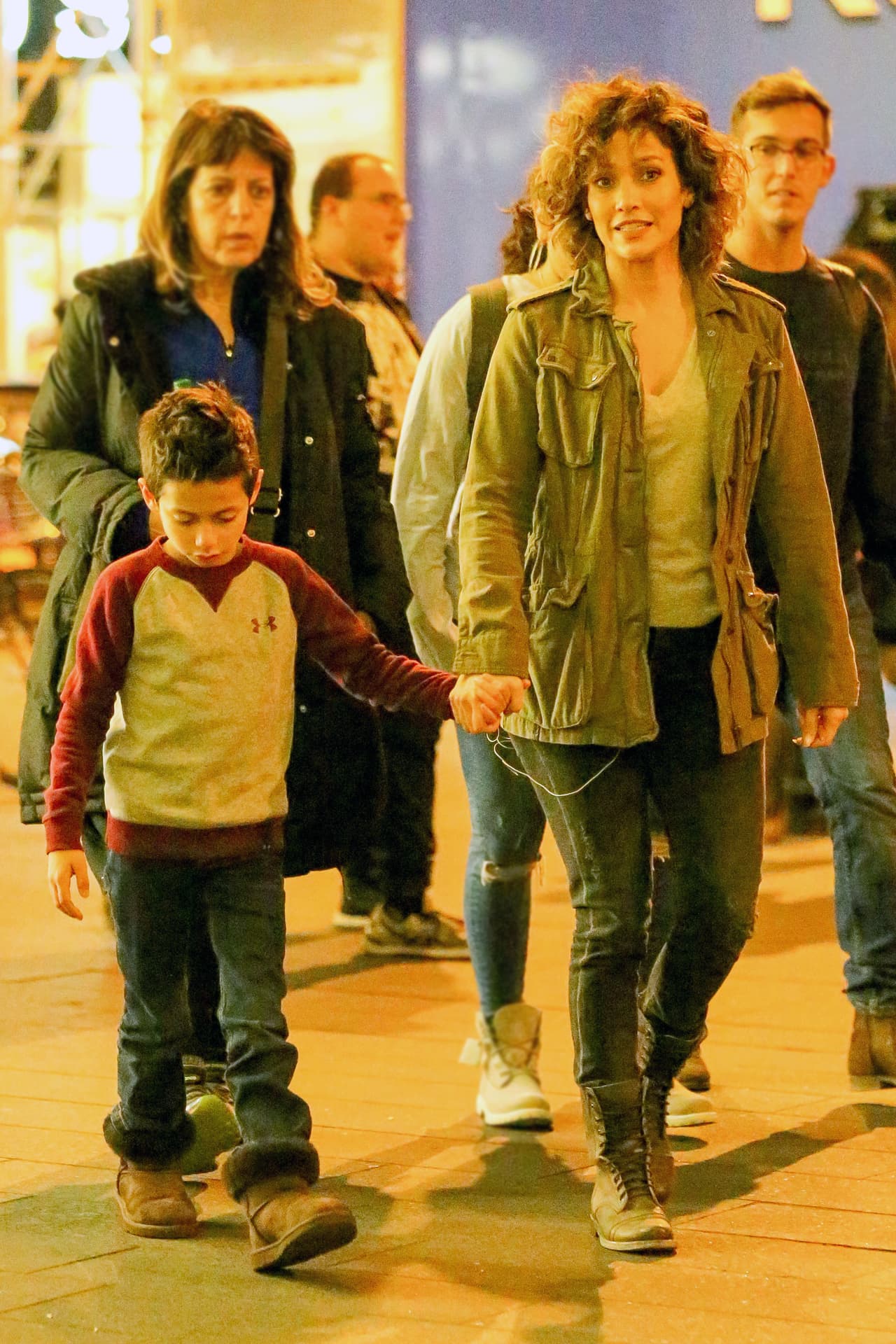 Iban camino al set, pero aprovechaba hasta el último momento para estar con su nene.