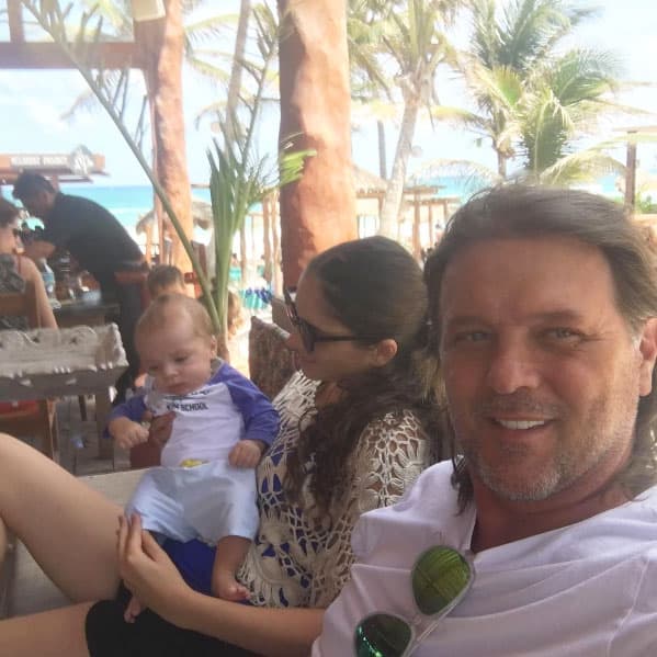 La feliz familia se va de vacaciones cada vez que puede, por eso Ian ya conoce el mar.