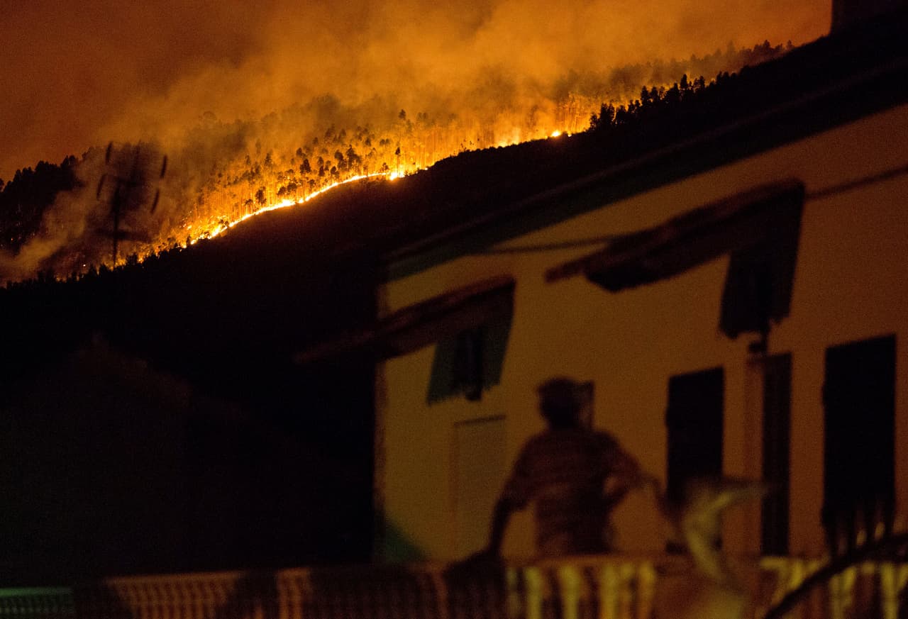 Los esfuerzos durante la noche se concentraron en evitar que el fuego se aproximase a las varias aldeas cercanas, que no están en situación de riesgo.