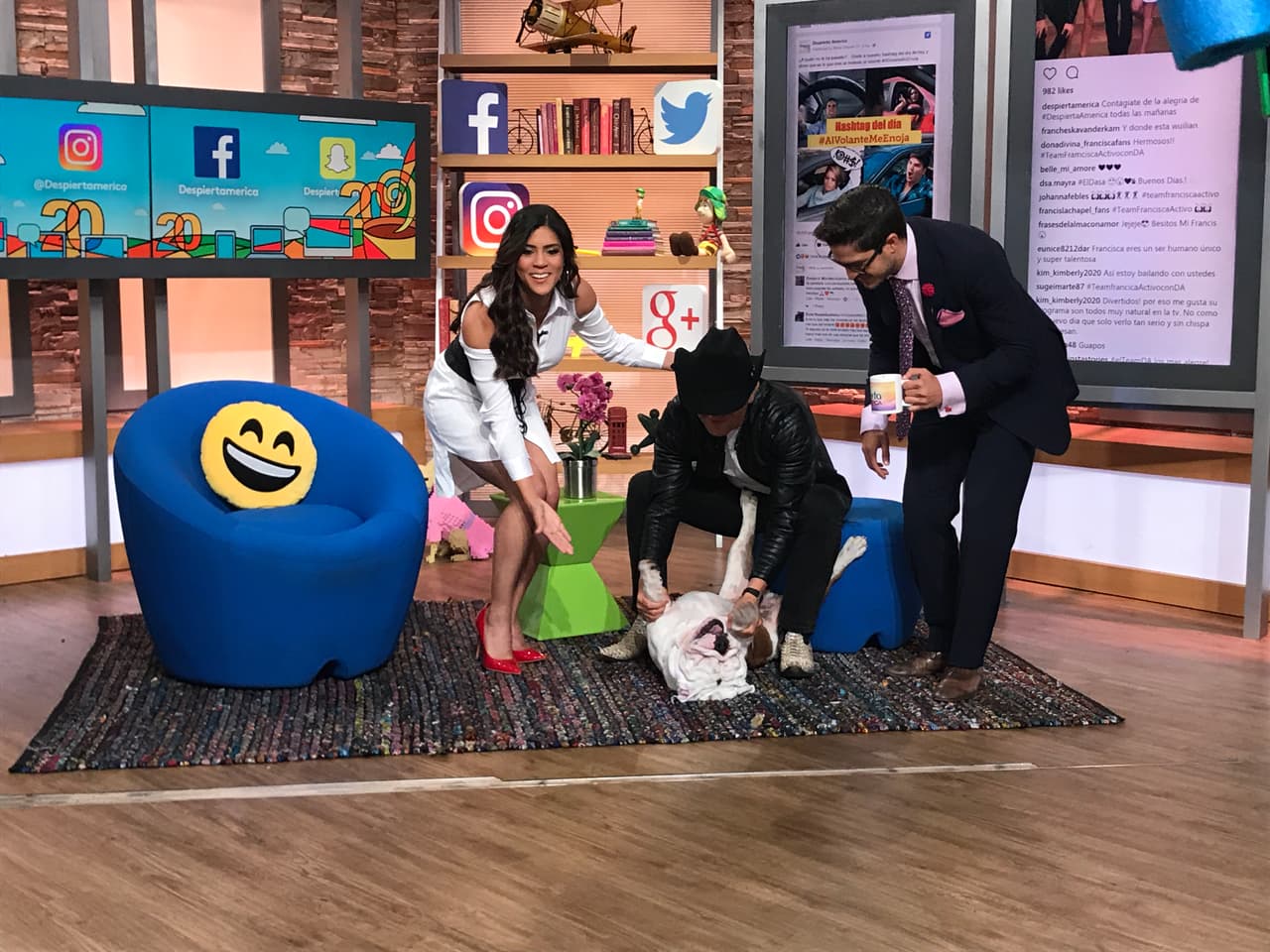 El Dasa no descuida a su mejor amigo en ningún momento y se da tiempo de jugar.