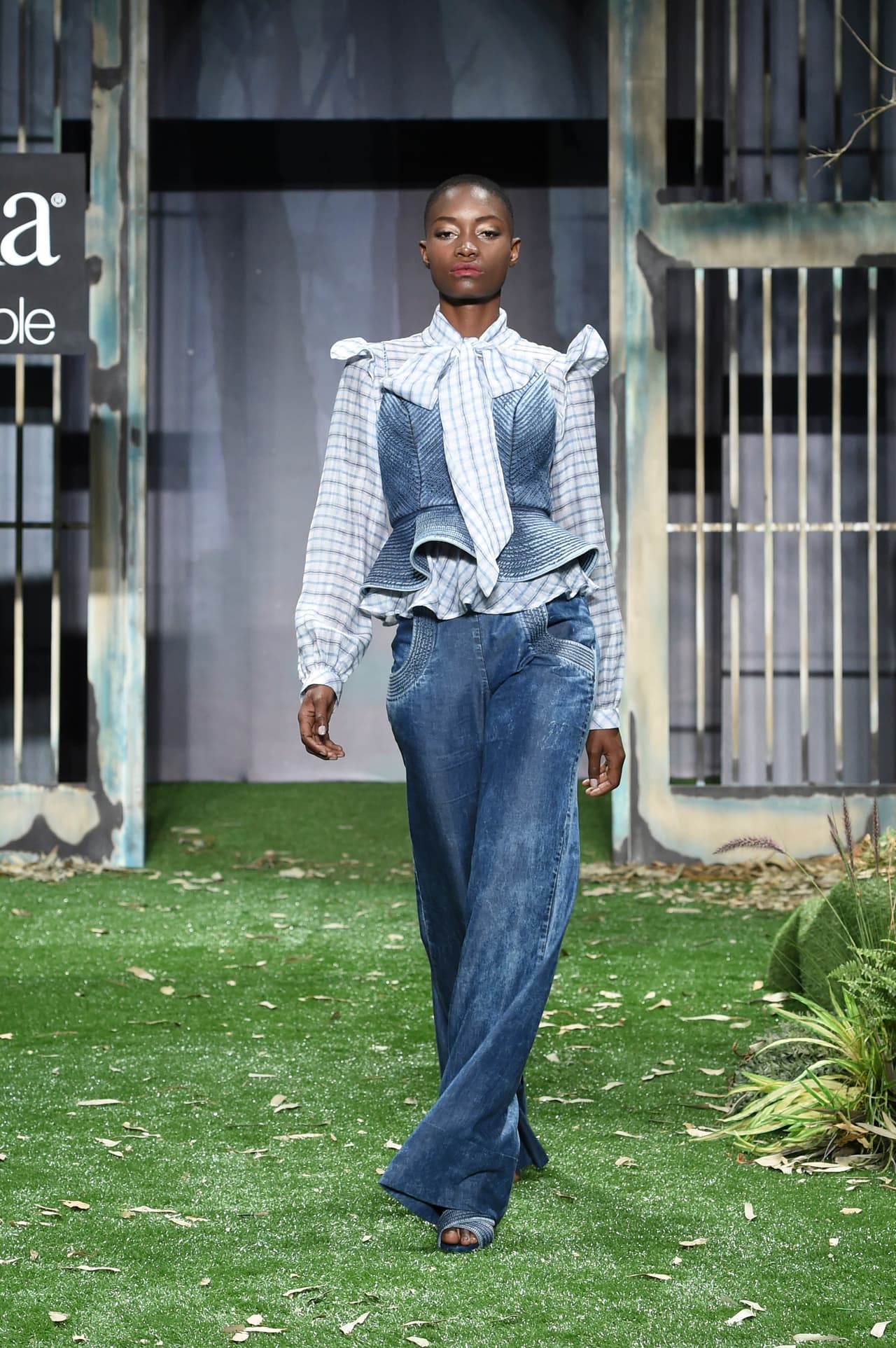 Gracias a un juicioso trabajo con las telas en su taller en Cali, que le permite conseguir una cierta ligereza y caída en el dénim, la diseñadora radicada en Miami apostó por jeans tipo palatzzo que se contoneaban con el caminar de las modelos. Sin duda estos de botas anchas son unos de los más formales del universo del jean.