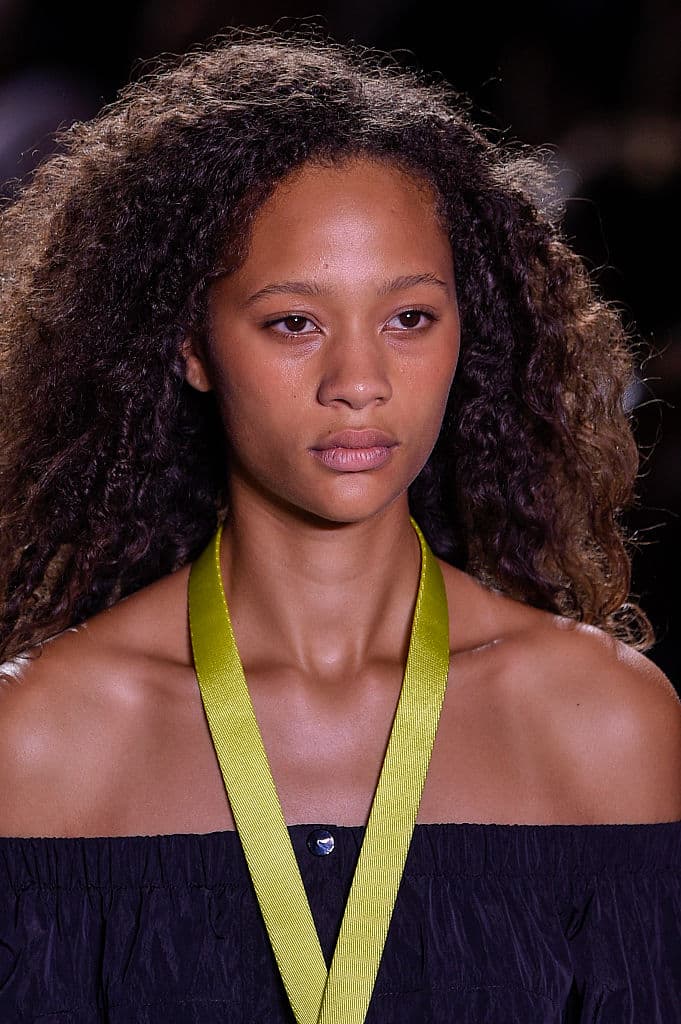 Y porque hay veces en que los peinados no son necesarios, la belleza natural puede defenderse por sí sola. Esta fue la apuesta de 
<a href="https://secure.alexanderwang.com/countries/index">Alexander Wang</a>: dejar que sus modelos llevaran su pelo naturalmente al aire libre. Y a nosotras nos encanta.