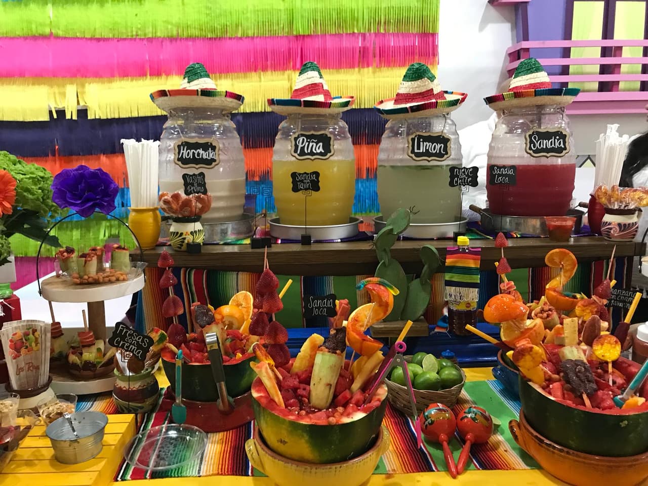 Las aguas frescas y la fruta con picante no podían faltar en este festejo.