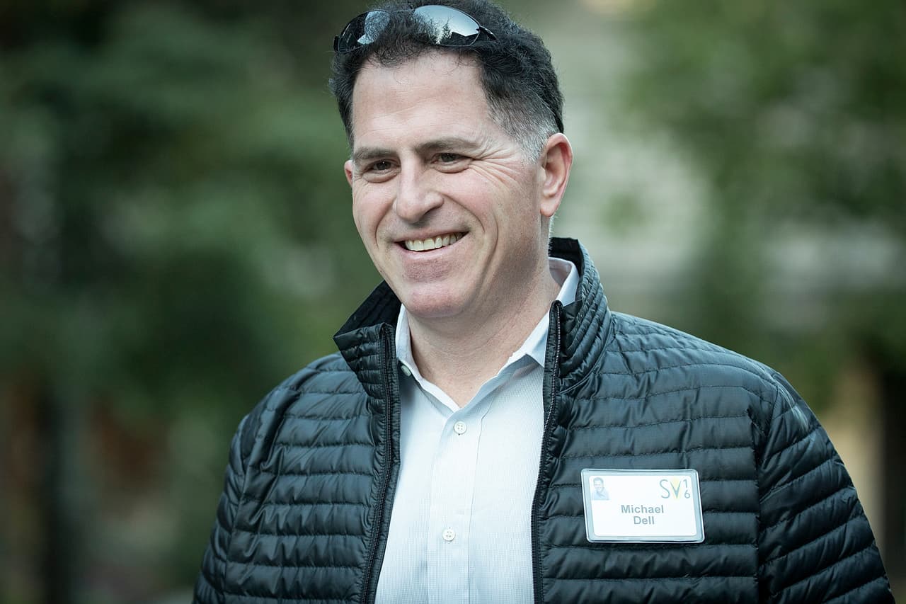 <b>Puesto 8. Michael Dell, 100 millones de dólares.</b> El fundador y CEO de Dell Technologies ha puesto capital en la investigación para el desarrollo de una vacuna contra el coronavirus. Las donaciones que ha realizado corresponden al 
<b>0.35%</b> de su fortuna total.
<br>