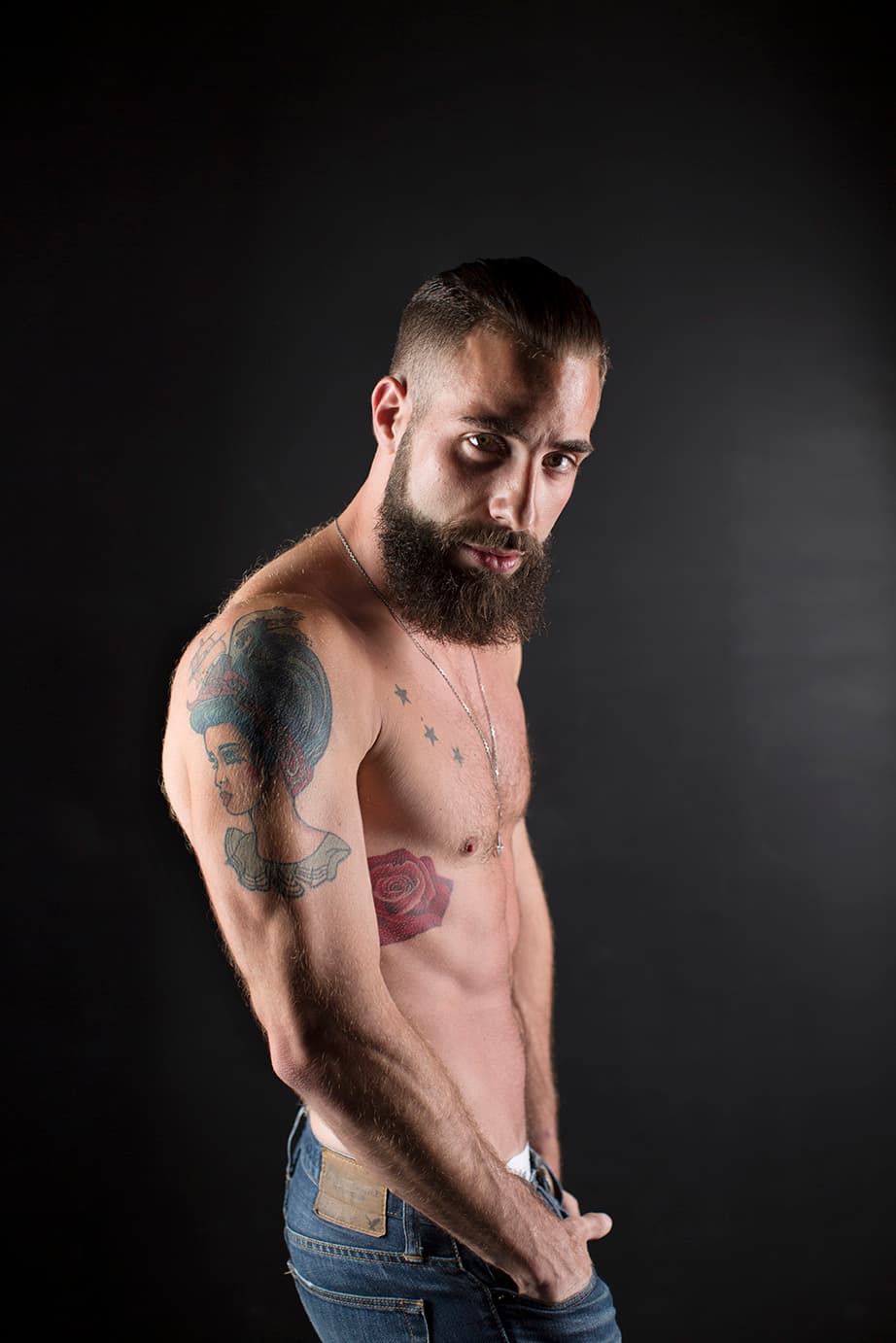 <b><a href="https://www.instagram.com/jonhmasbesa/">Jonathan Mas</a>, estilista. </b>“La experiencia de mi primer tatuaje fue dolorosa, me lo hice cuando tenía 13 años. Me acompañó mi mamá, claro, pues era menor de edad y la pobre accedió sin problema, no batallé para ello. Pero no fue algo muy grato. Para empezar no tenía ni idea de qué me iba a hacer, solo sabía que quería hacerme un tatuaje. Tengo seis, el primero lo tapé con uno más grande. Cada uno fue, en su momento, muy significativo."