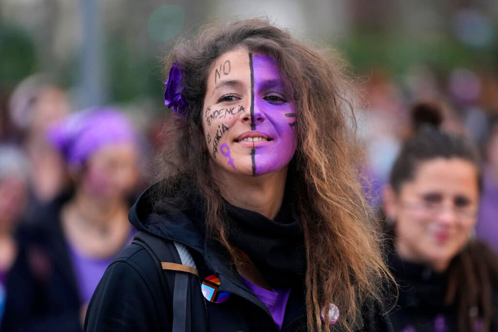 <b>España</b>
<br>
<br>Una mujer con la cara pintada que dice: "No es una tendencia, es una urgencia", participa en una marcha en el Día Internacional de la Mujer en Madrid, España.