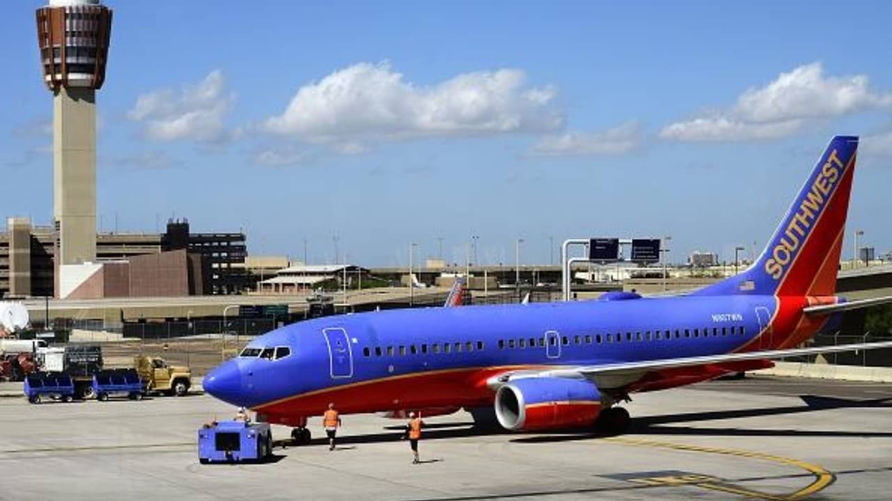 También se puede reservar con tiempo para pasar por el área de control del punto de control de seguridad de la TSA, utilizando el programa
<a href="https://www.univision.com/local/arizona-ktvw/ahorra-tiempo-control-seguridad-aeropuerto-phx-reserve-fotos">PHX RESERVE</a>. Las reservas se pueden realizar con hasta seis días de antelación.
