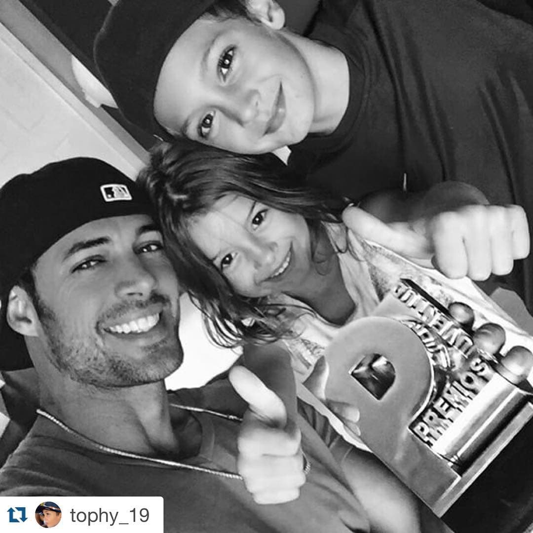 El pequeño tiene la misma mirada coqueta del cubano.