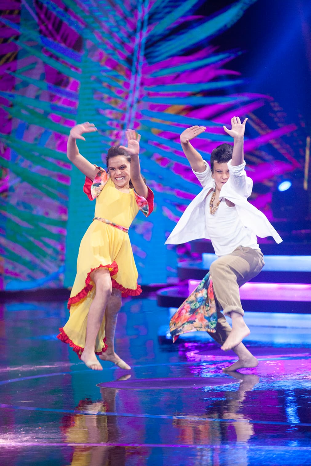 En el primer show, Yamil se presentó en el escenario para bailar con Danna y Sara; con la primera presentó la coreografía del tema 'Pégate' y con la segunda, 'La Mordidita'. Los jueces decidieron que la participante de Mérida se quedara en la competencia.