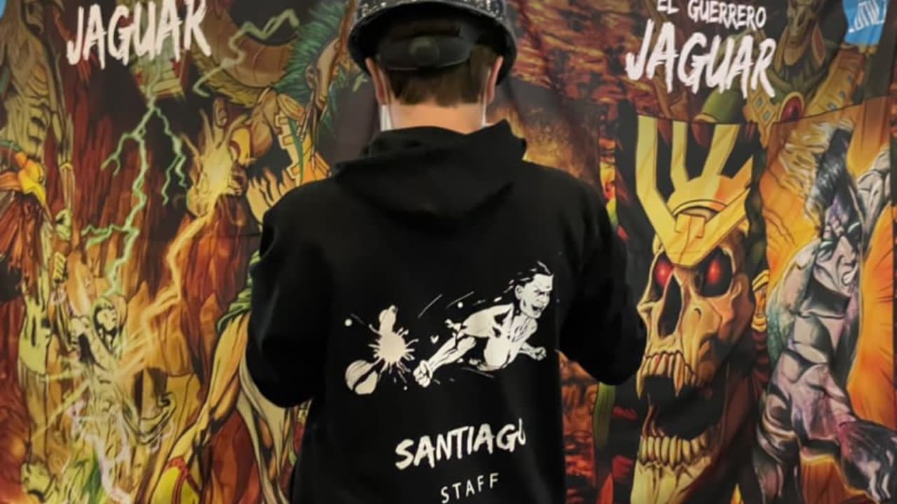 El Guerrero Jaguar se exhibió en la muestra de cómics La Mole que se llevó a cabo en diciembre en Ciudad de México. En la foto Santiago en el puesto de promoción de su publicación.