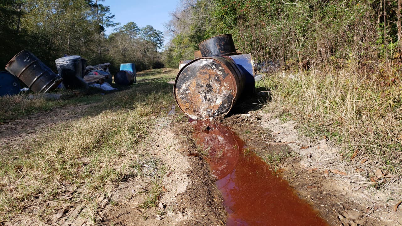 Funcionarios creen que no existe riesgo para la salud de la comunidad pero este tipo de vertederos es contaminante del medio ambiente.