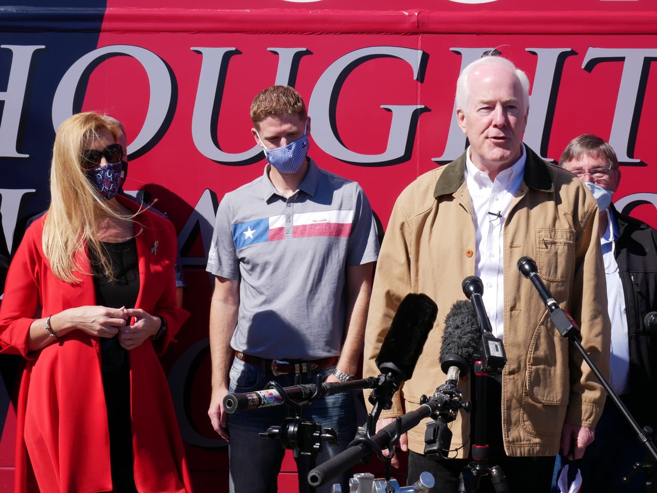 Ahí se reunió con otros lideres políticos.
<br>