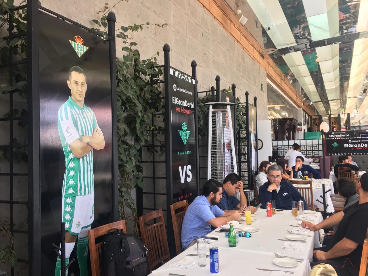 Gran ambiente en la Ciudad de México para vivir 'El gran Derbi' entre el Betis y el Sevilla.