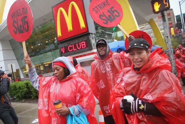 Parte de la huelga mundial de trabajadores comida rápida, trabajadores protestaron afuera del Rock n Roll McDonalds de Chicago.       