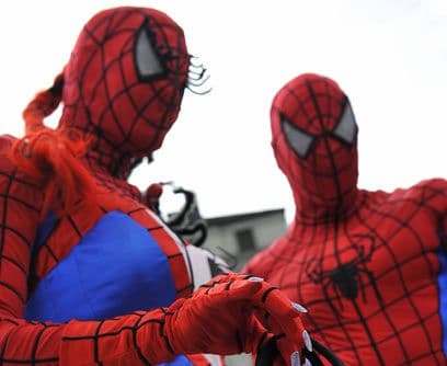 Cuaderno de actividades de Spiderman. Padres e hijos pueden emprender la lectura a través del comic de aventuras de Spiderman, editado por la iniciativa ¡A leer, América!. América Lee (America Reads), que es una organización gubernamental en pro de la lectura. Esta historieta en línea ofrece una serie de actividades para que los niños de hasta seis años desarrollen sus habilidades de lectura, mejoren su comunicación escrita y oral, así como resuelvan problemas en equipo.