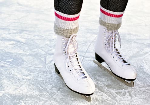 <b>Eisbahn (Fredericksburg, TX)</b> 
<br>29 de noviembre - 5 de enero 
<br>
<br>Eisbahn ("pista de hielo" en alemán) regresa a Marktplatz en el centro de Fredericksburg es un patinaje sobre hielo anual en el Texas Hill Country que recauda fondos para Heritage School y Cystic Fibrosis.