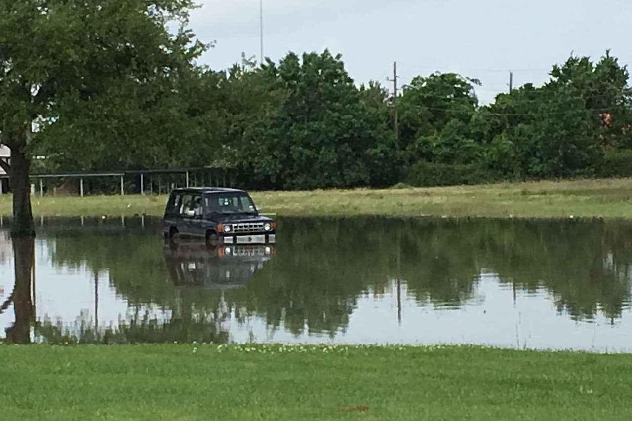 El área de Cypress Wood, al noroeste de Houston, permanece bajo el agua y se han estado realizando evacuaciones.