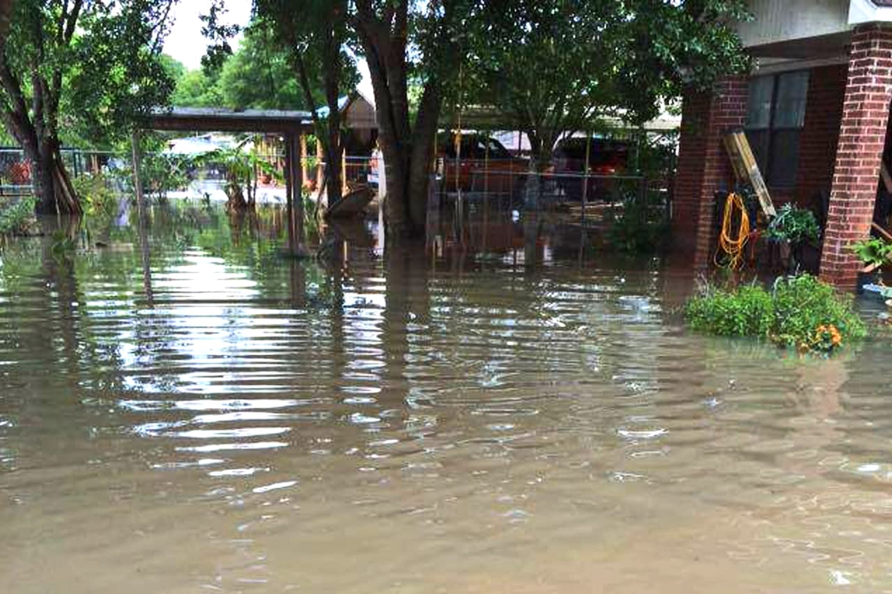 Residentes de vecindarios al noroeste de Houston aún experimentan severas inundaciones.