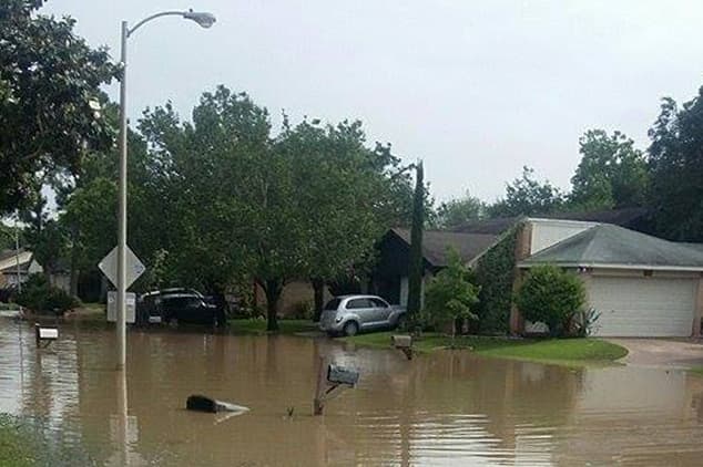 Así lucen algunos vecindarios del área de Katy, al oeste de Houston, un día después de las torrenciales lluvias.